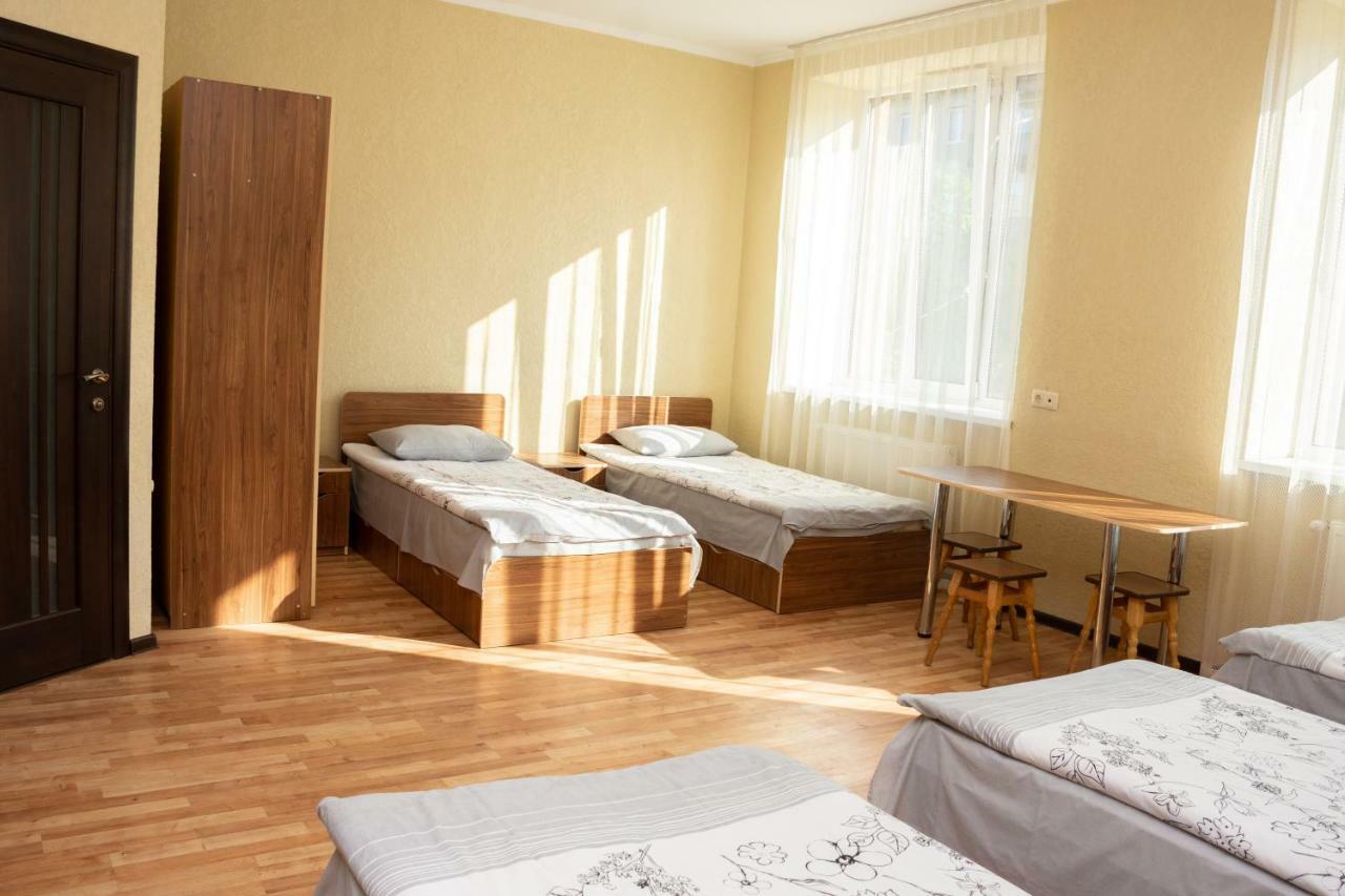 Monada Hotel & Hostel Uzhhorod Exterior photo