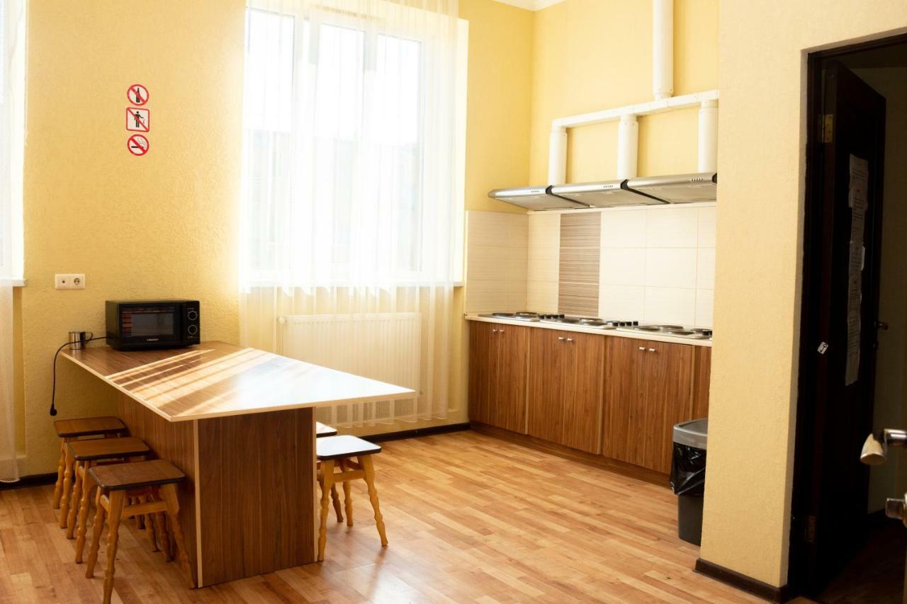 Monada Hotel & Hostel Uzhhorod Exterior photo