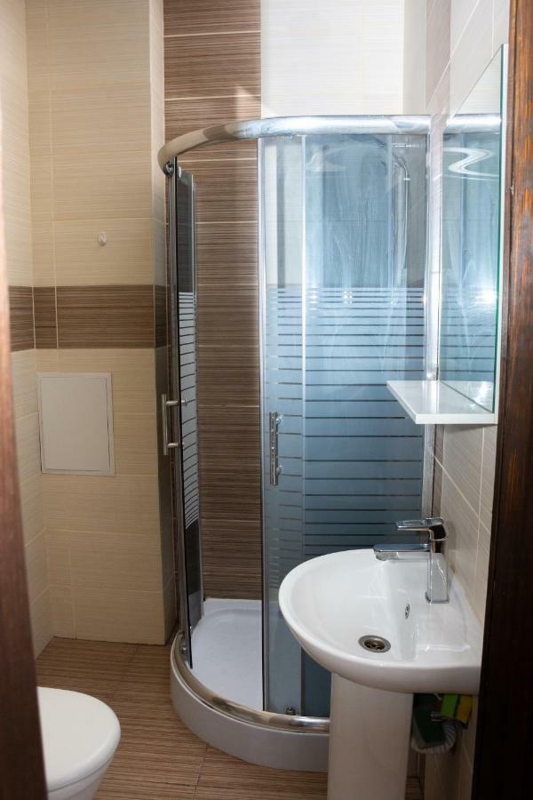Monada Hotel & Hostel Uzhhorod Exterior photo