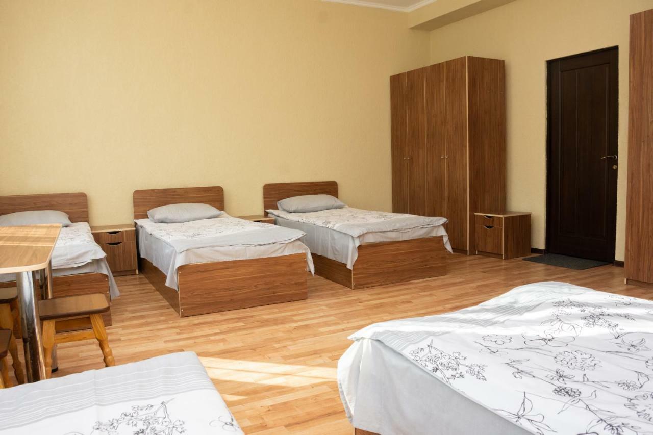 Monada Hotel & Hostel Uzhhorod Exterior photo