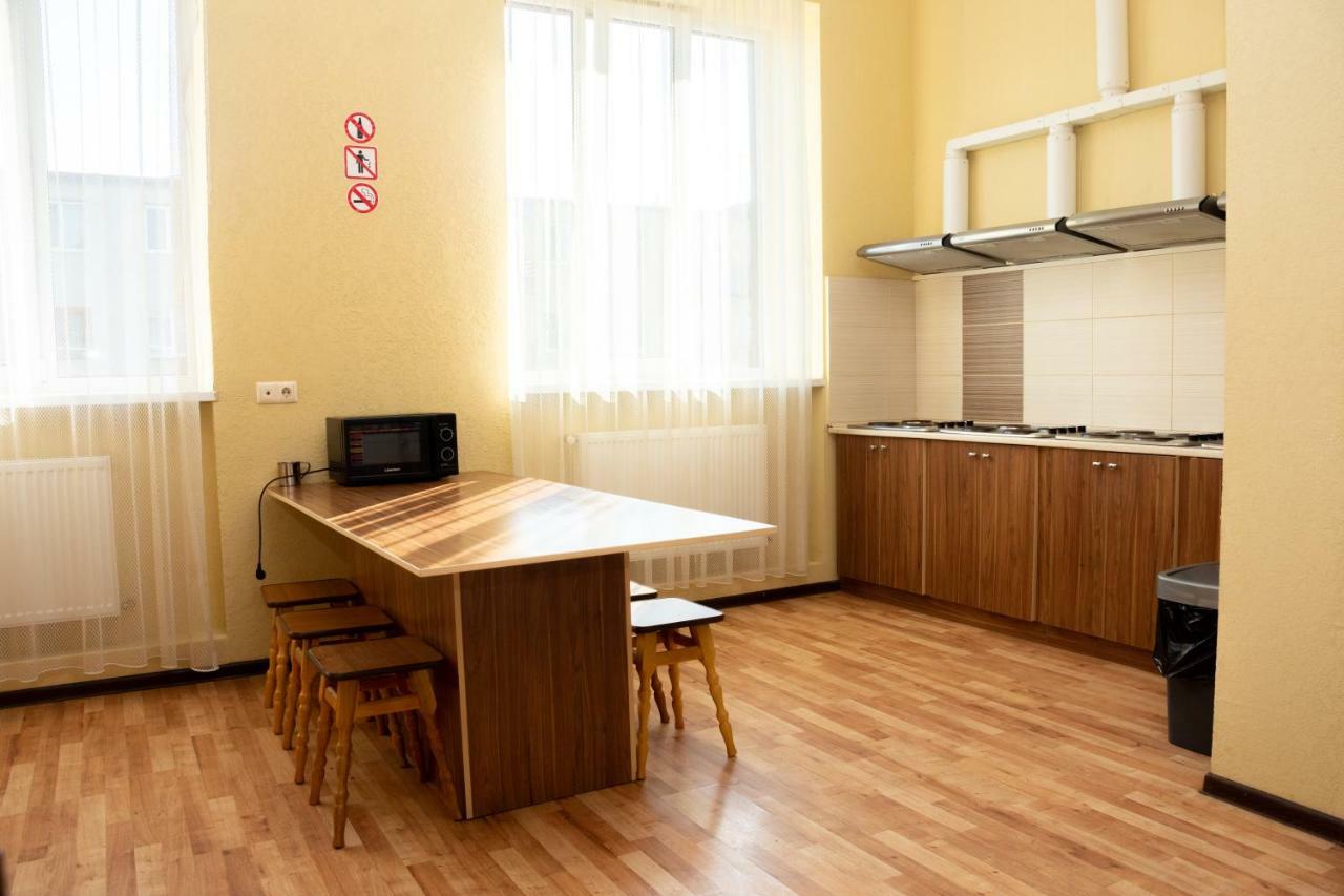 Monada Hotel & Hostel Uzhhorod Exterior photo