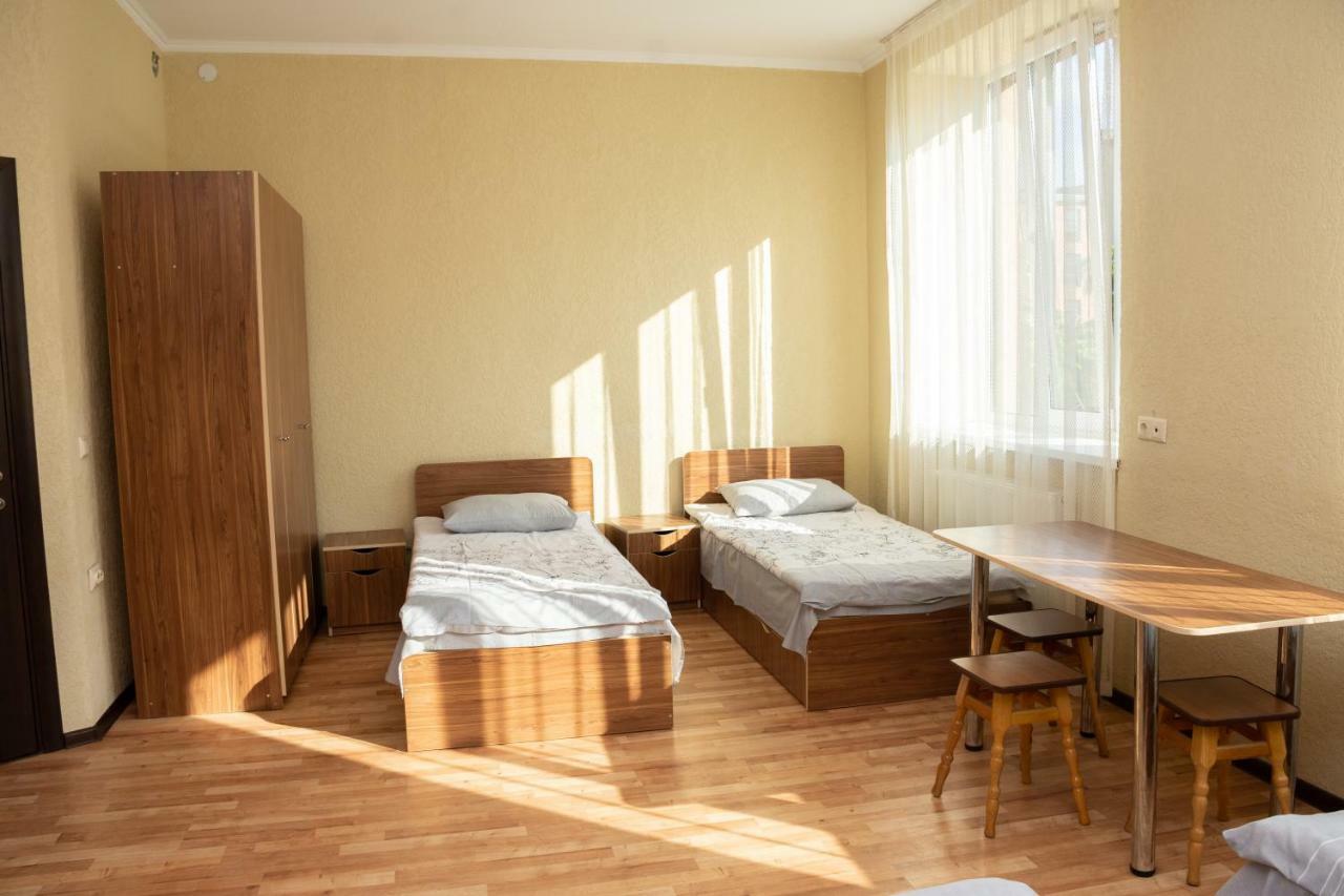 Monada Hotel & Hostel Uzhhorod Exterior photo
