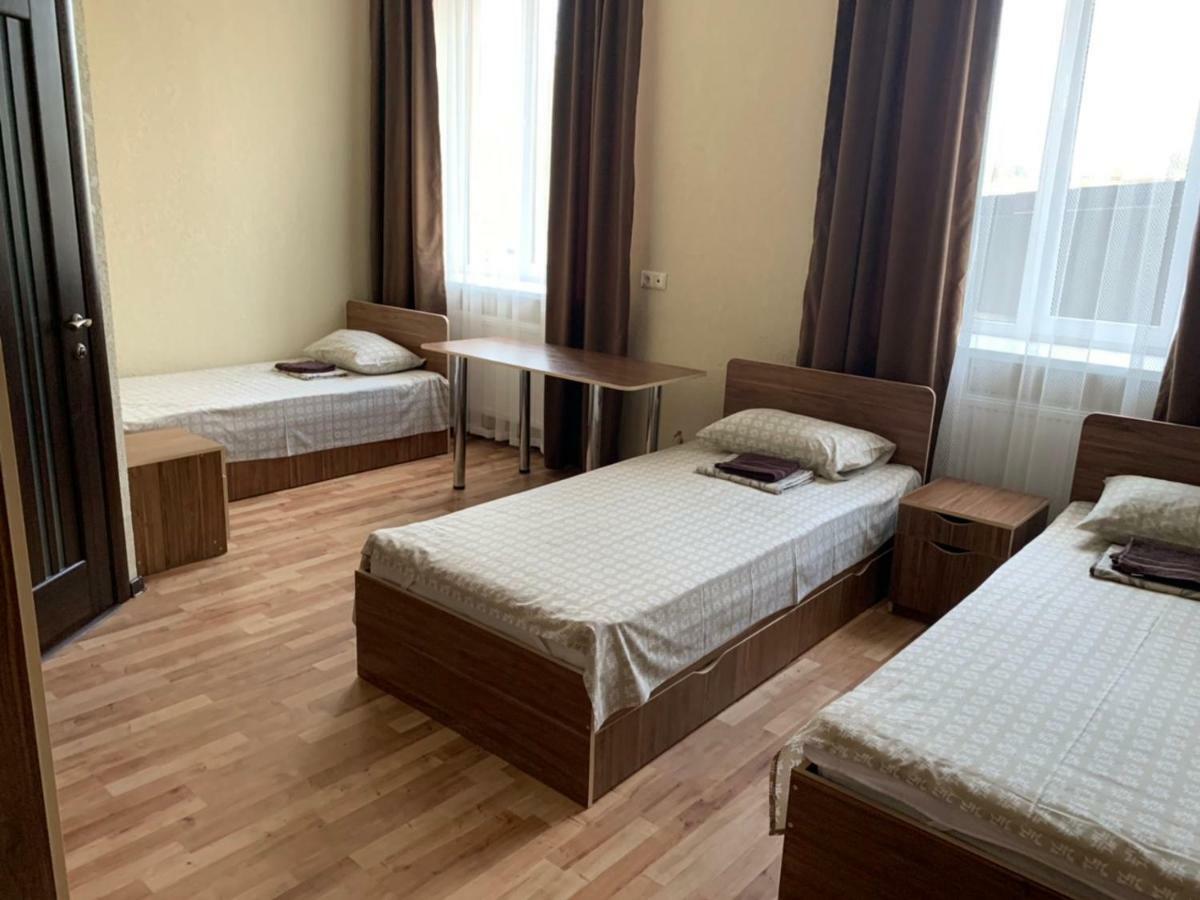 Monada Hotel & Hostel Uzhhorod Exterior photo